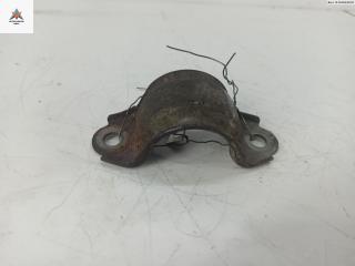 крепление стабилизатора / втулки стабилизатора Audi A4 B6 2003, 2.5 л., дизель, МКПП, чёрный, универсал, 8E0199351