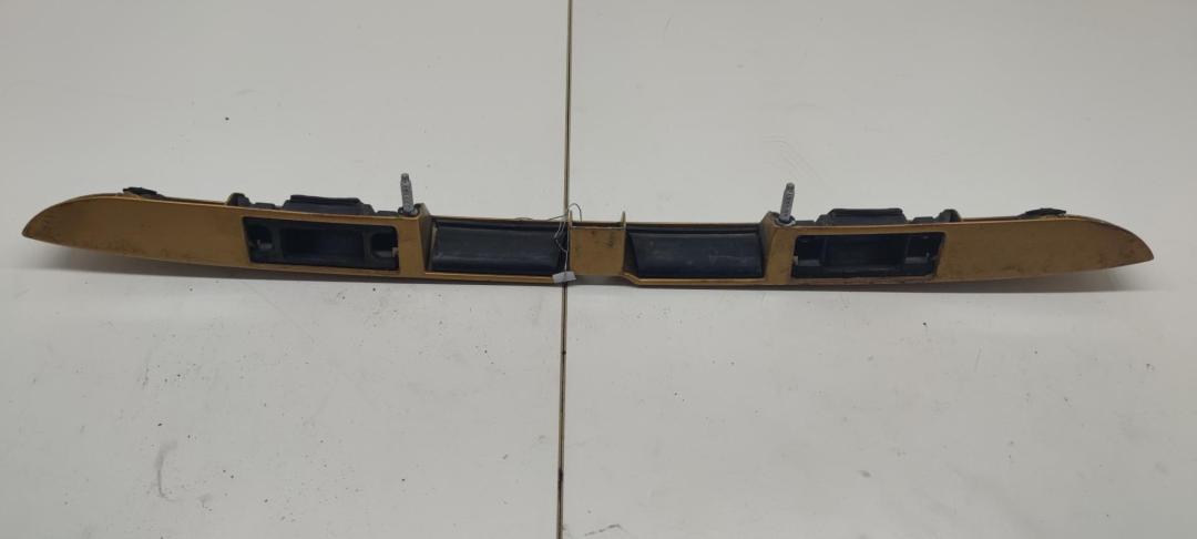 накладка подсветки номера Audi A3 8L 1997, 1.9 л., дизель, МКПП, жёлтый, хетчбэк 3 дв., 8D9827574