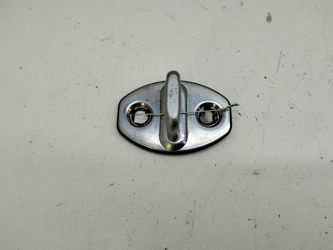 ответная часть (скоба) замка двери Volkswagen Touran 2012, 2.0 л., дизель, АКПП, чёрный, минивэн, 5N0837033