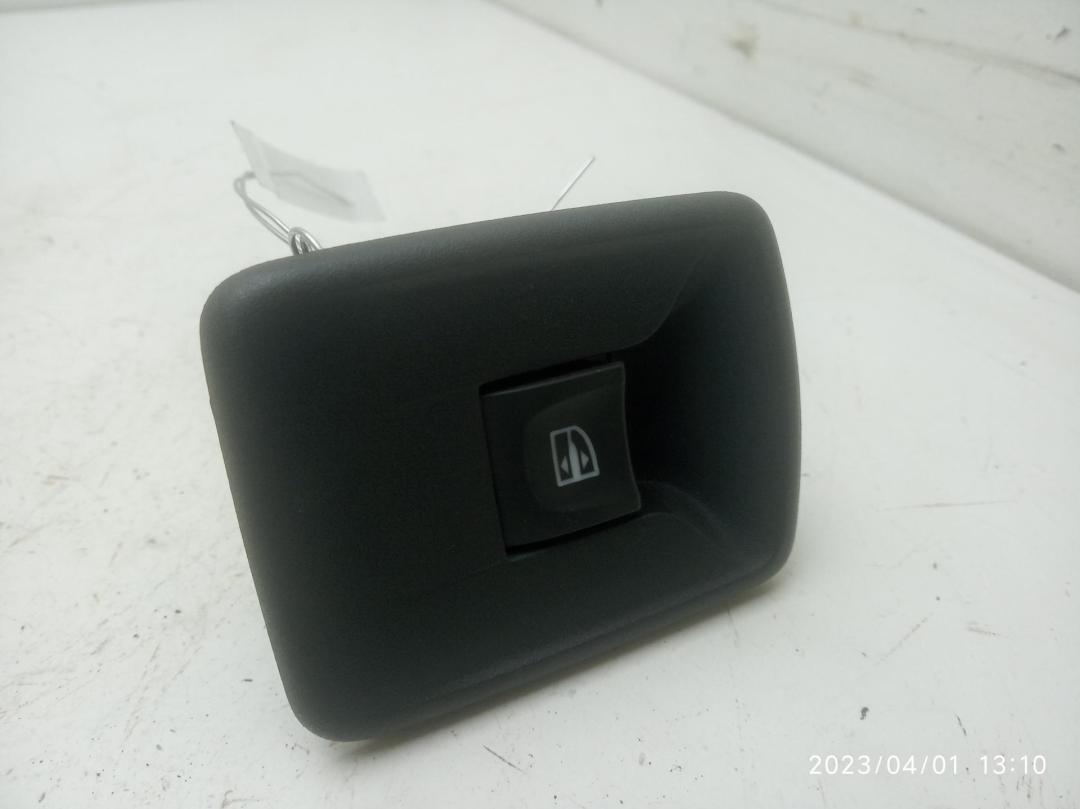 кнопка стеклоподъемника переднего правого Renault Trafic (c 2014) 2015, 1.6 л., дизель, МКПП, белый, микроавтобус