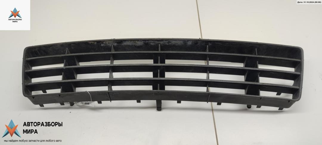 заглушка (решетка) в бампер Audi A6 4B/C5 1998, 2.4 л., бензин, МКПП, чёрный, универсал, 4B0807683F - фото №1