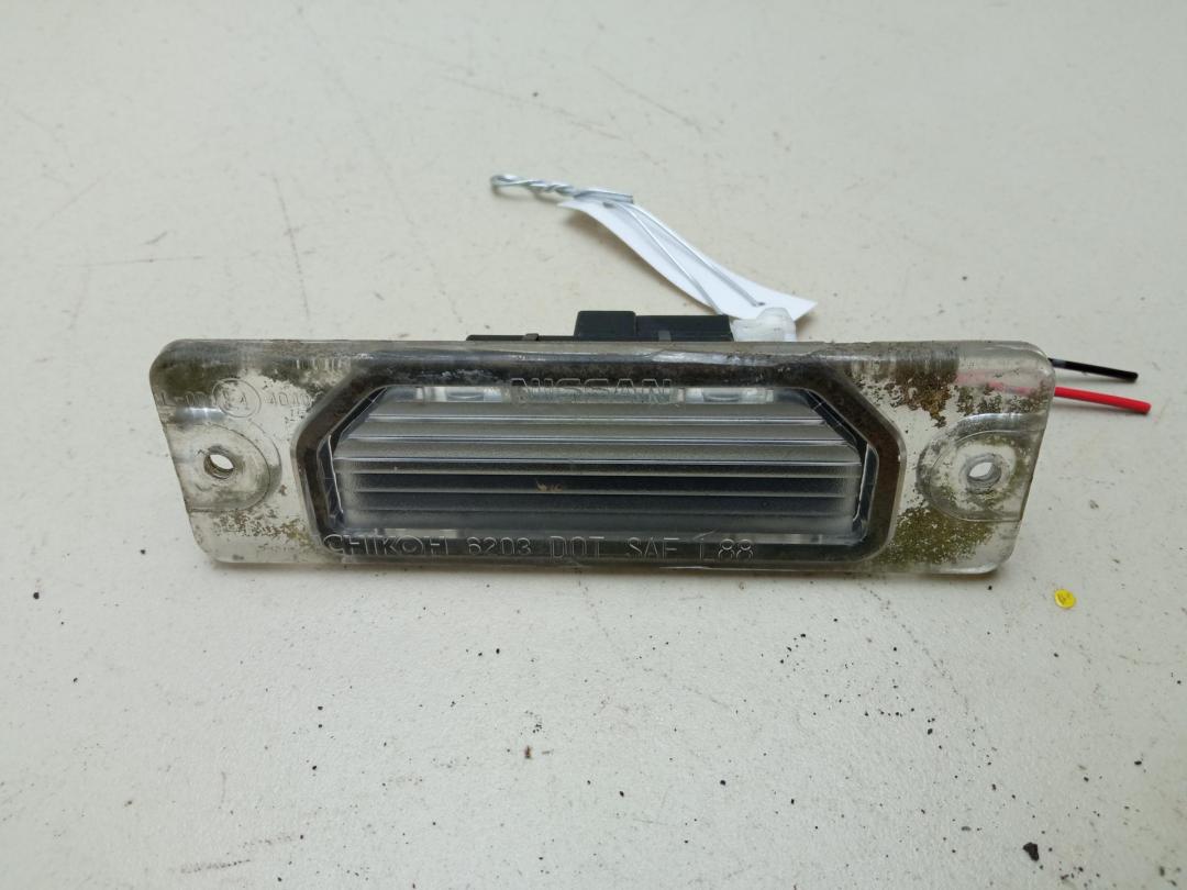 подсветка номера Nissan Almera N15 1996, 1.4 л., бензин, МКПП, красный, хетчбэк 3 дв.
