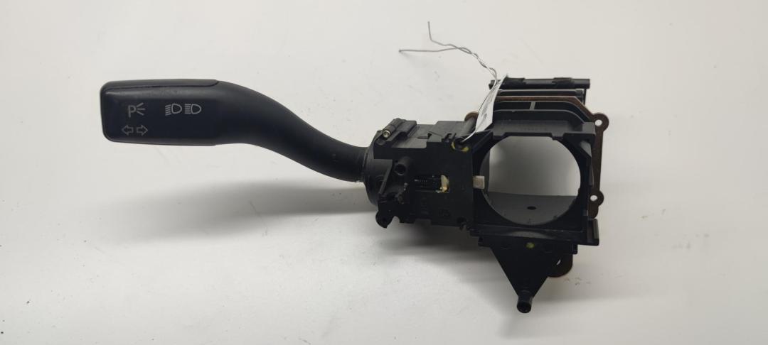 переключатель поворотов Audi A4 B6 2003, 2.5 л., дизель, МКПП, чёрный, универсал, 8E0953513A