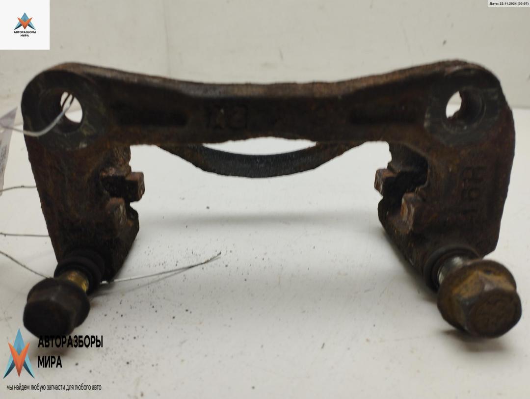 скоба суппорта Mitsubishi Lancer 8 поколение 1997, 1.3 л., бензин, МКПП, синий, седан - фото №1