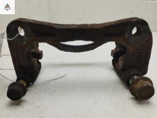 скоба суппорта Mitsubishi Lancer 8 поколение 1997, 1.3 л., бензин, МКПП, синий, седан