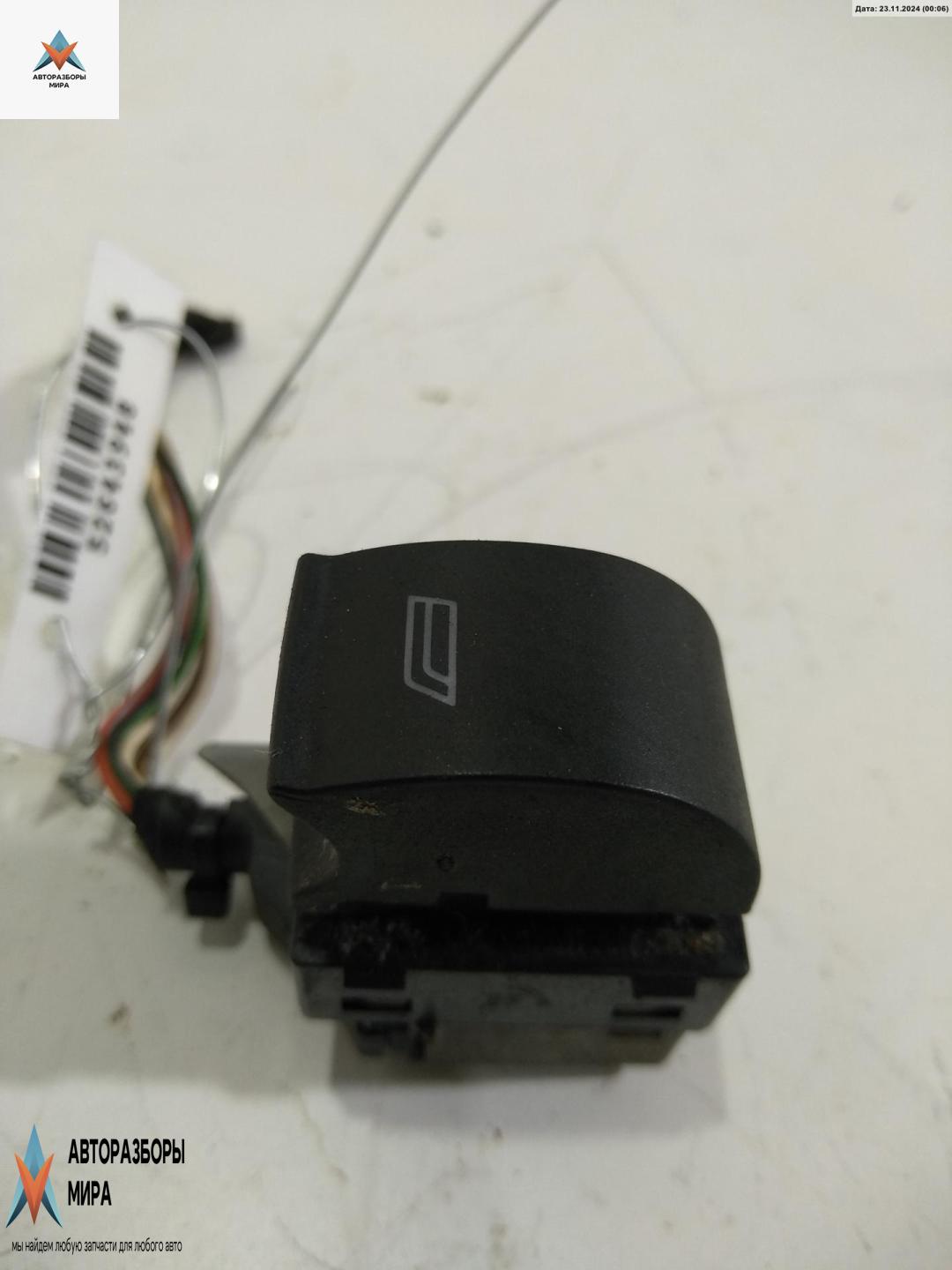 кнопка стеклоподъемника переднего правого Audi A6 4B/C5 1999, 2.4 л., бензин, МКПП, зелёный, седан - фото №1