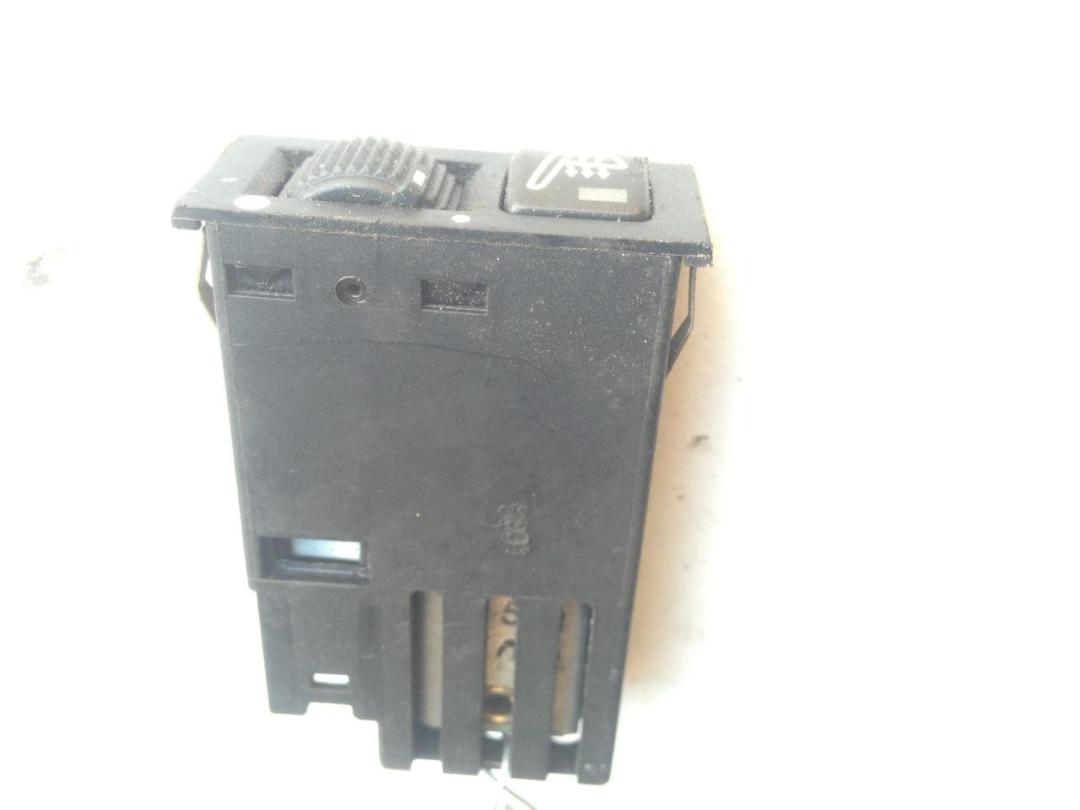 кнопка обогрева сидений BMW 7 E38 1996, 2.8 л., бензин, АКПП, серый, седан, 8352259