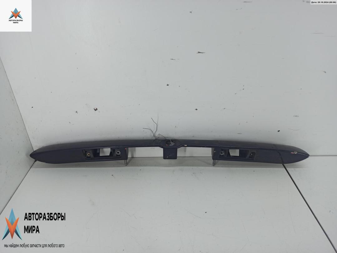 накладка подсветки номера Audi A4 B5 1997, 1.8 л., бензин, МКПП, синий, универсал, 8D9827574 - фото №1