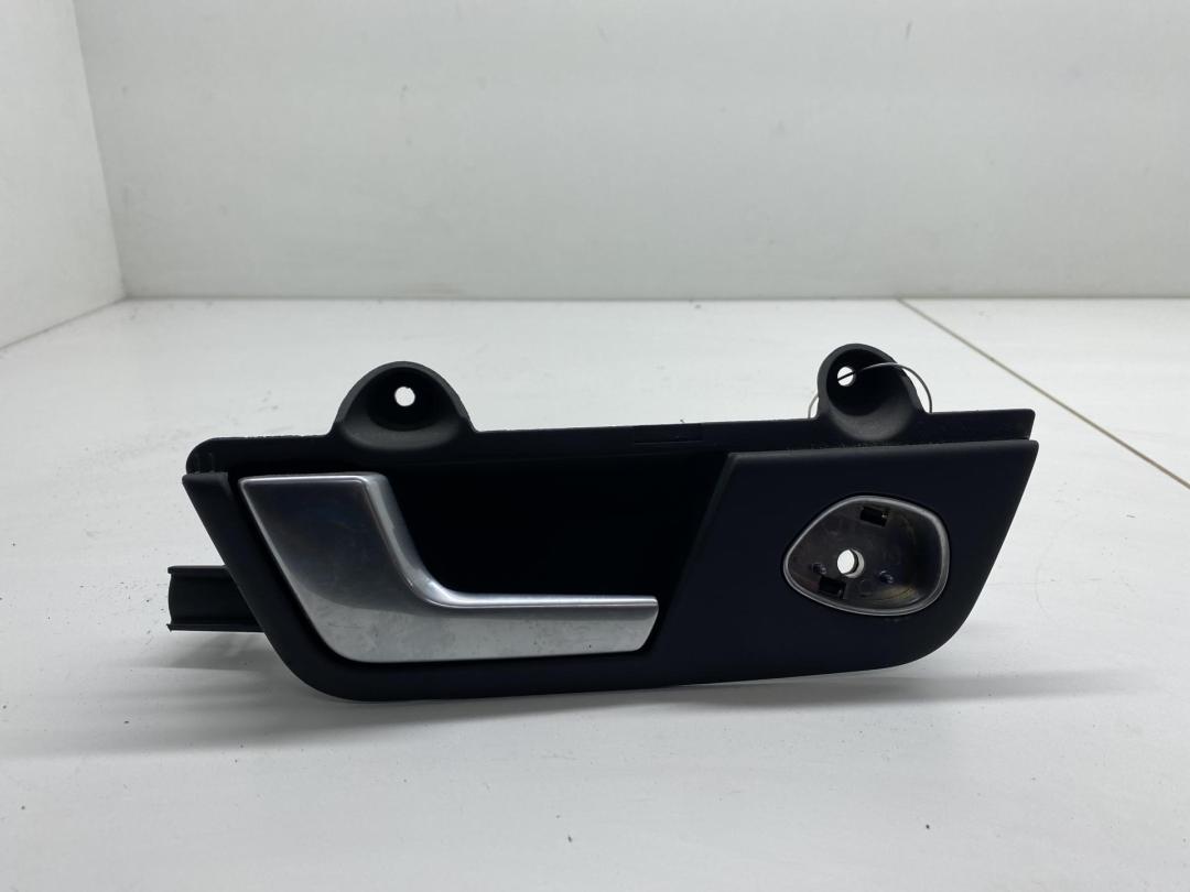 ручка внутренняя задняя левая Audi A4 B6 2003, 2.5 л., дизель, МКПП, чёрный, универсал, 8E0839019 - фото №1