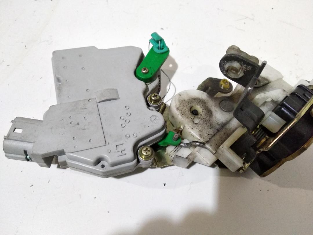 замок двери задней левой Nissan Micra 2 поколение (K11) 2001, 1.4 л., бензин, МКПП, синий, хетчбэк 5 дв. - фото №1