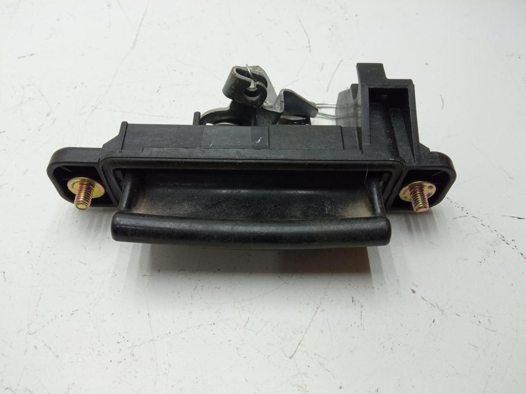 ручка крышки багажника Mazda 3 BK 2003, белый, хетчбэк 5 дв., BP4K62410A - фото №1