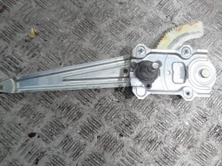 стеклоподъемник задний правый Toyota Yaris P1 1999, 1.3 л., бензин, МКПП, зелёный, хетчбэк 5 дв.