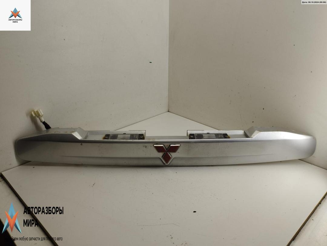 накладка подсветки номера Mitsubishi Space Star 1 поколение 2000, 1.8 л., бензин, МКПП, серый, минивэн, MR245529 - фото №1