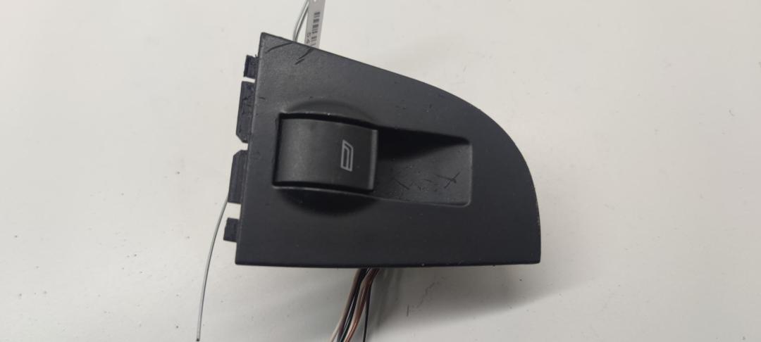 кнопка стеклоподъемника переднего правого Audi A6 C5 1997, 2.4 л., бензин, МКПП, красный, седан, 4B0959855
