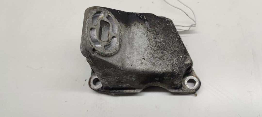 кронштейн двигателя Audi 100 4A/C4 1992, 2.8 л., бензин, МКПП, синий, универсал, 4A0199307D - фото №1