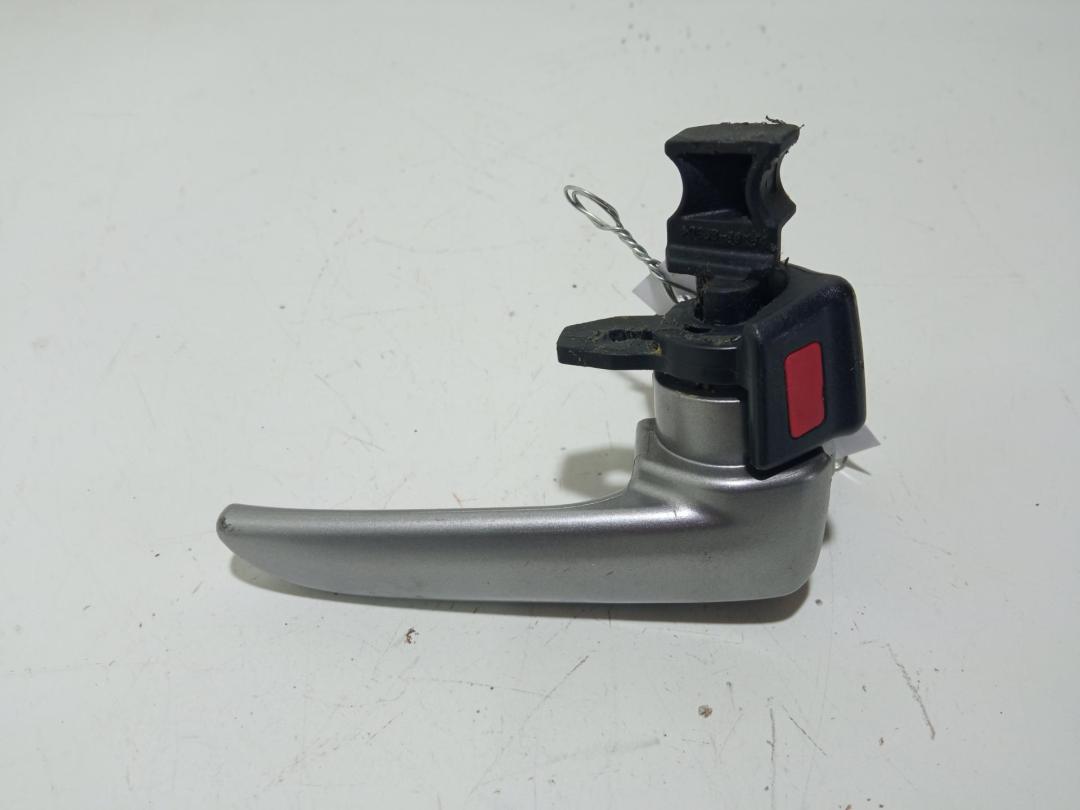ручка внутренняя задняя правая Mazda 3 BK 2005, 1.6 л., дизель, МКПП, серый, седан, D351-58-330C - фото №1