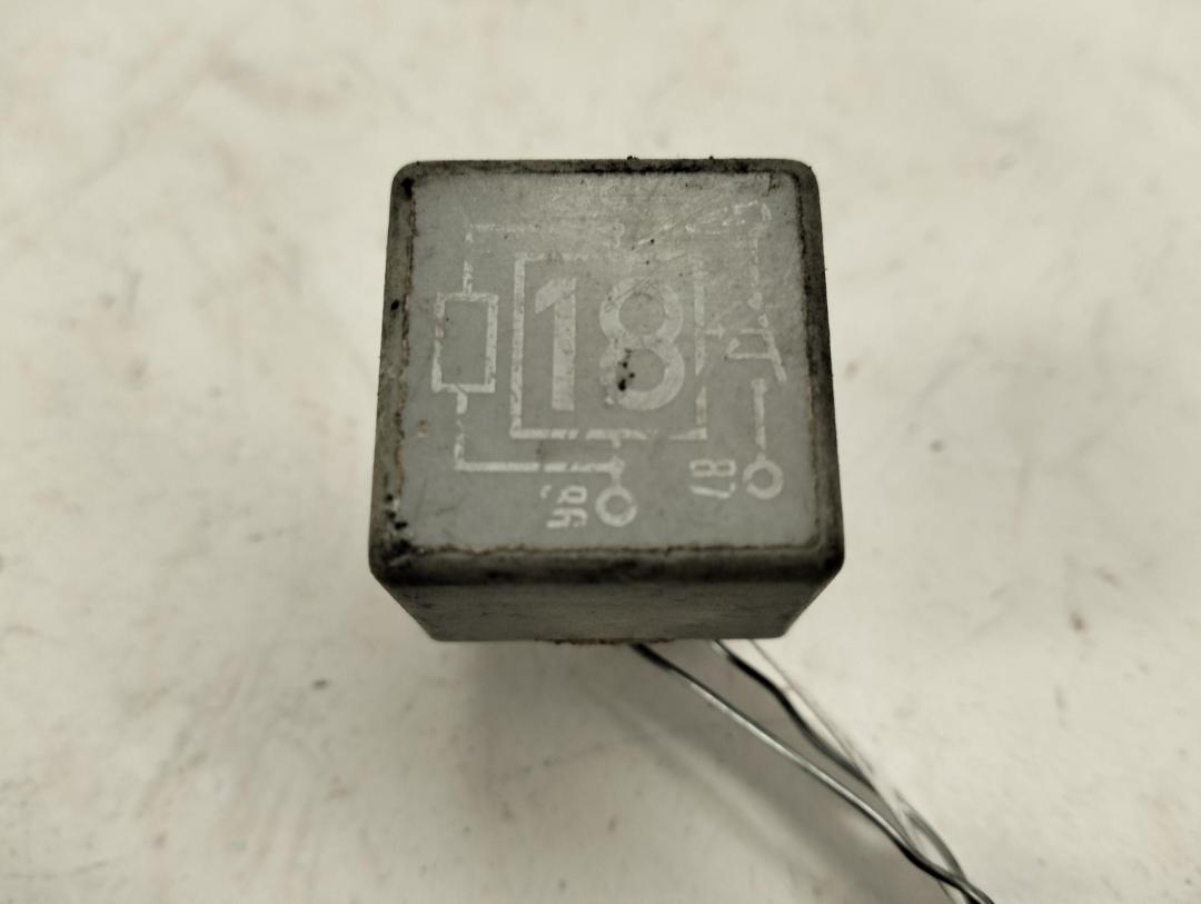 реле (прочие) Volkswagen Passat B3 1990, 1.8 л., бензин, МКПП, красный, универсал, 191937503