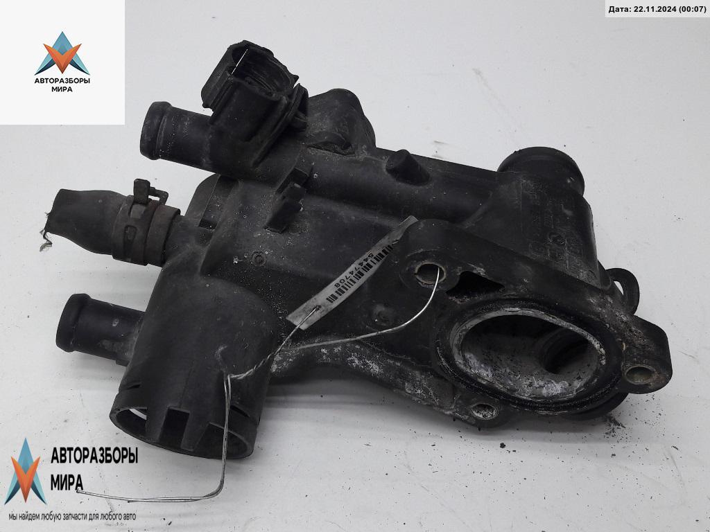 корпус термостата Volkswagen Golf 4 поколение 1999, 1.4 л., бензин, МКПП, зелёный, хетчбэк 5 дв., 032121111NQ - фото №1