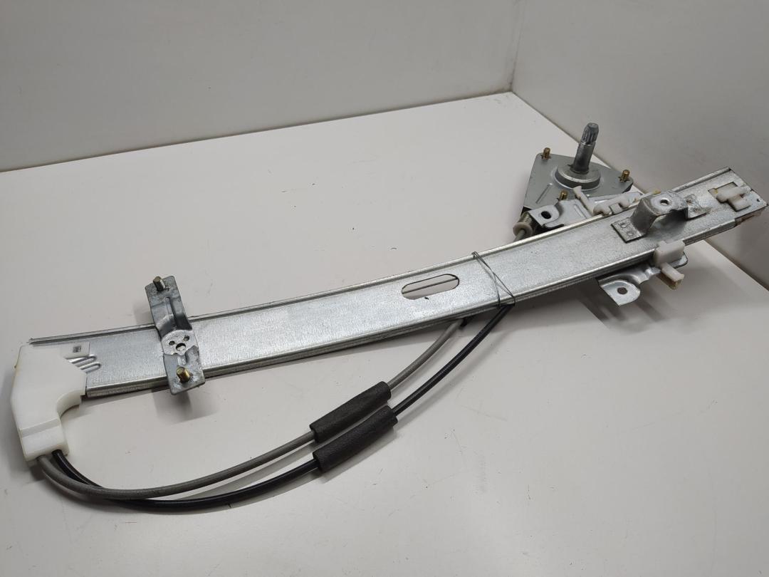 стеклоподъемник передний правый Mazda 323P BA 1998, 1.3 л., бензин, МКПП, синий, хетчбэк 3 дв.