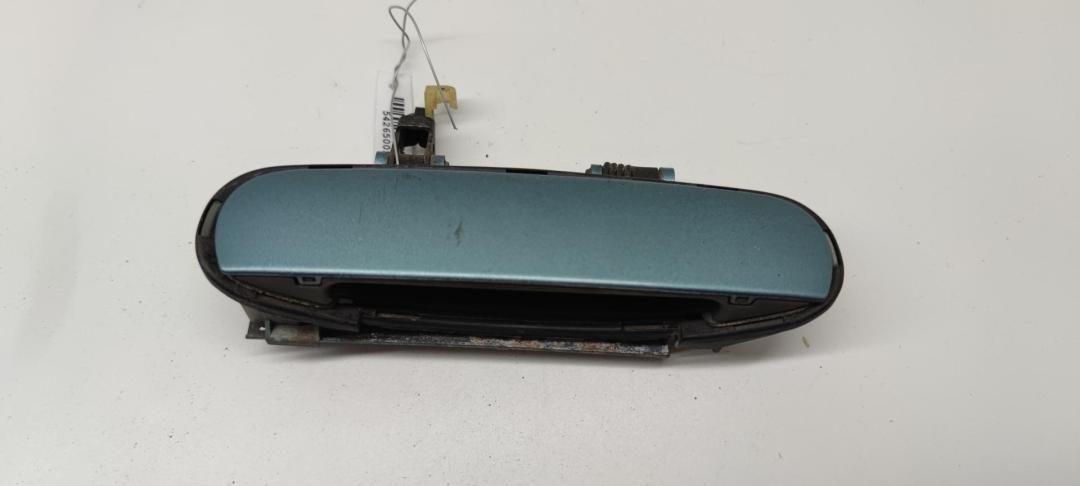 ручка наружная задняя правая Audi A6 4B/C5 1997, 2.4 л., бензин, МКПП, зелёный, универсал, 4B2837886 - фото №1