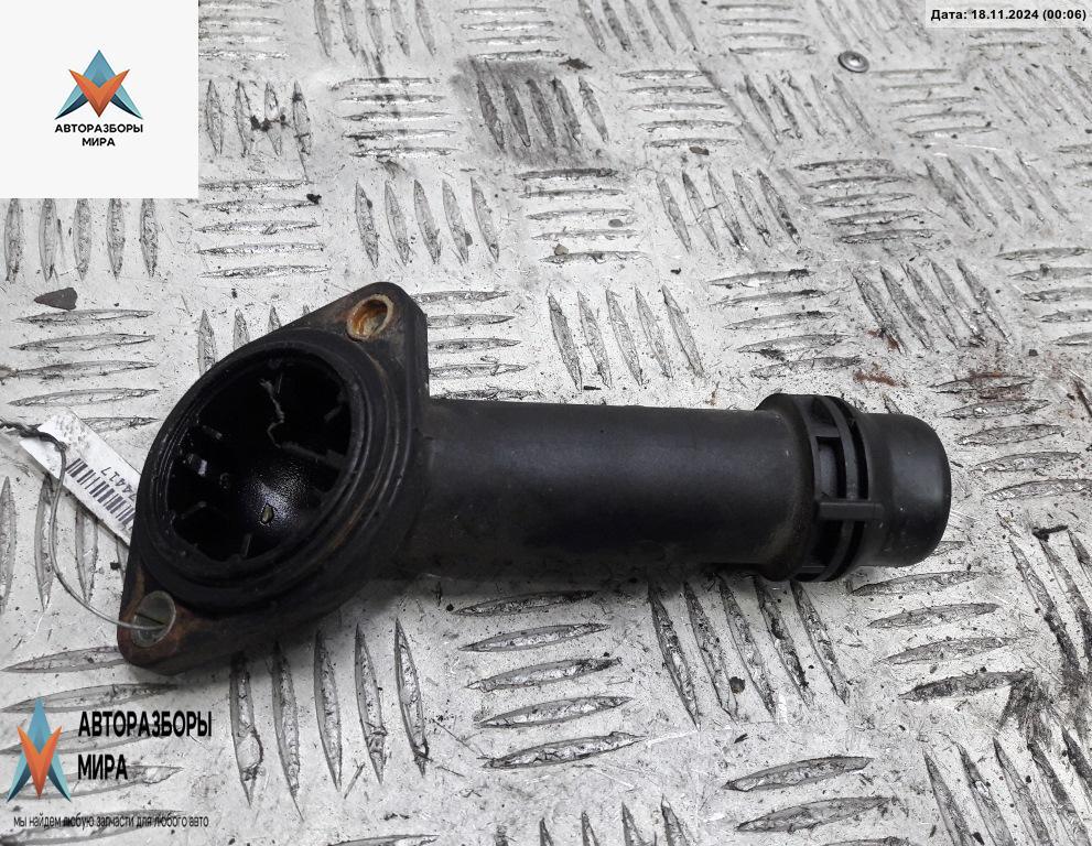 корпус термостата Volkswagen Passat B5 1999, 1.9 л., дизель, МКПП, белый, универсал, 06B121121 - фото №1