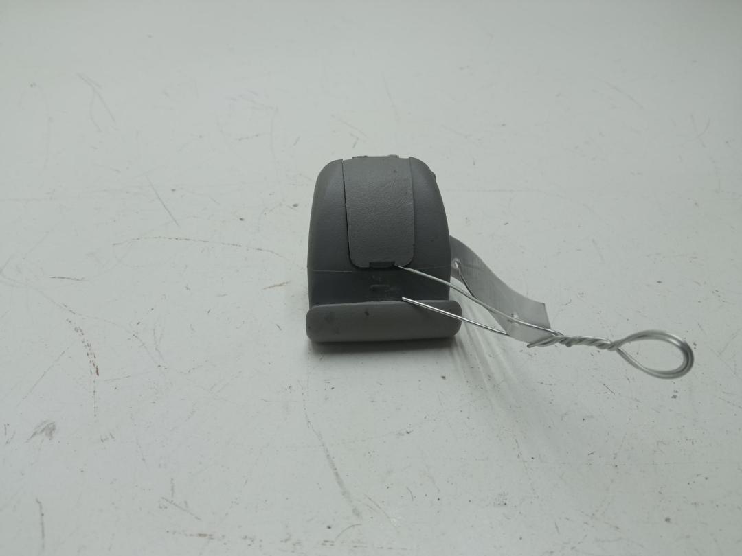 Крепление (крючок) солнцезащитного козырька Mazda Tribute 1 поколение 2001, 2.0 л., бензин, МКПП, серый, внедорожник 5 дв. - фото №1