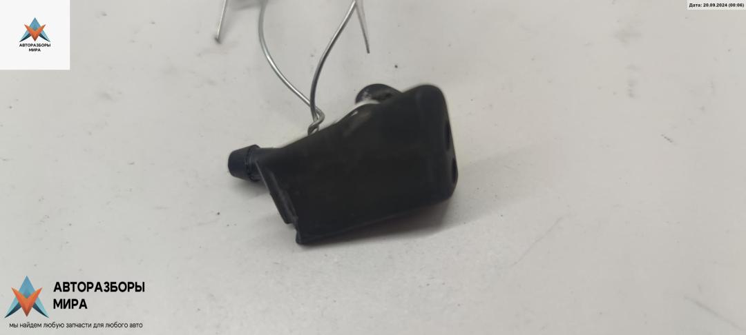 форсунка омывателя лобового стекла Audi A4 B5 1995, 1.6 л., бензин, МКПП, серый, седан - фото №1