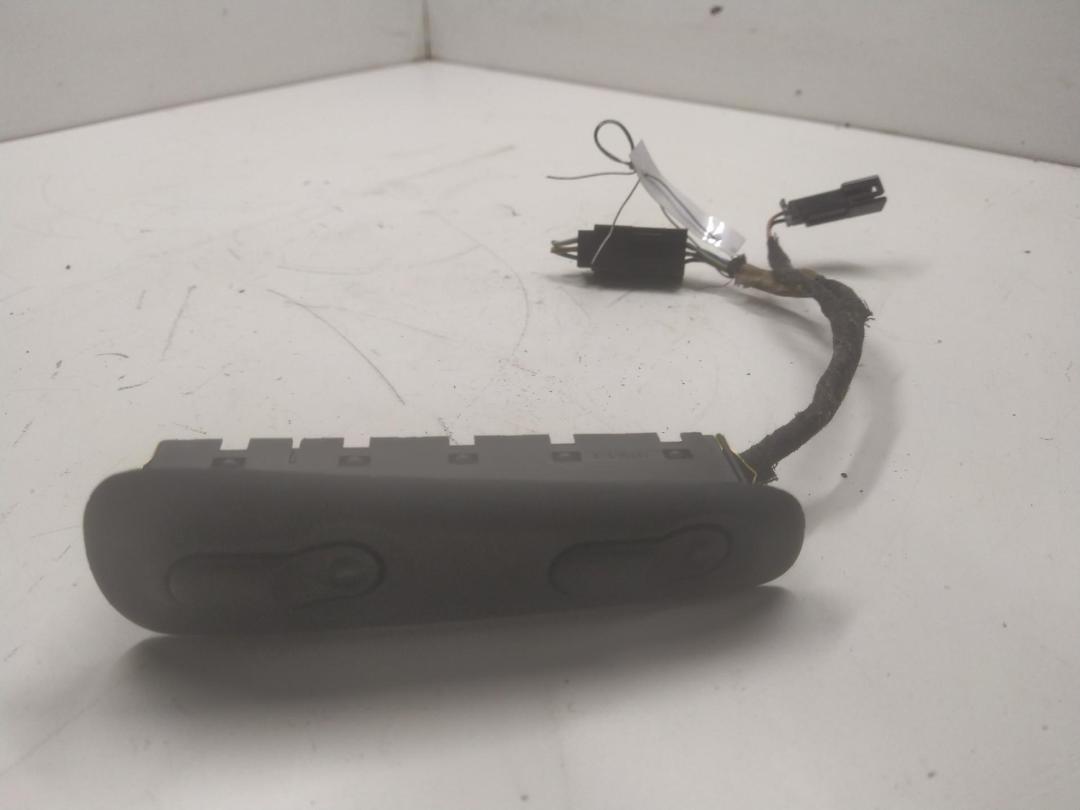 кнопка стеклоподъемника переднего правого Opel Omega B 1994, 2.0 л., бензин, МКПП, красный, универсал - фото №1