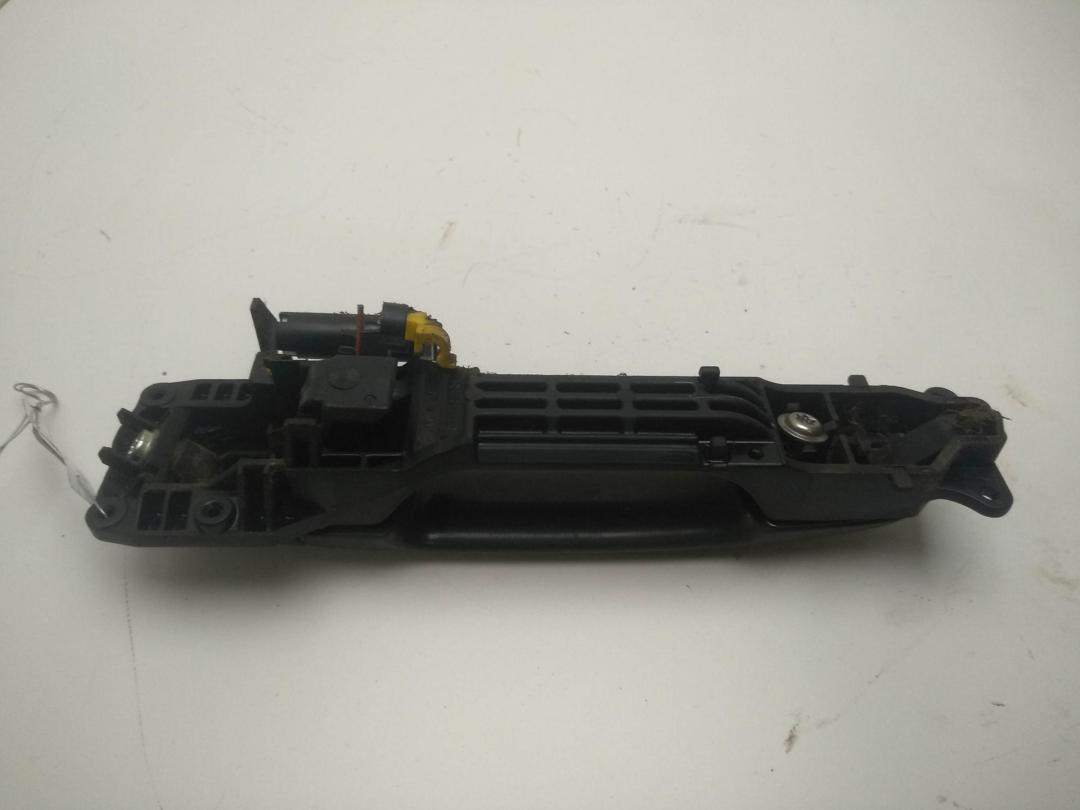 ручка наружная передняя левая Toyota Yaris XP9 2006, 1.0 л., бензин, МКПП, белый, хетчбэк 5 дв., 69211-42010, 69202-52020 - фото №1