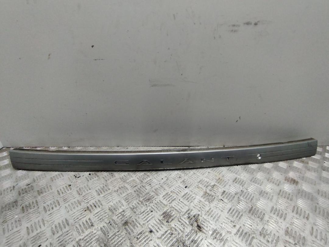 накладка подсветки номера Mitsubishi Galant 8 поколение 1997, 2.0 л., бензин, АКПП, серый, универсал, MR221817 - фото №1