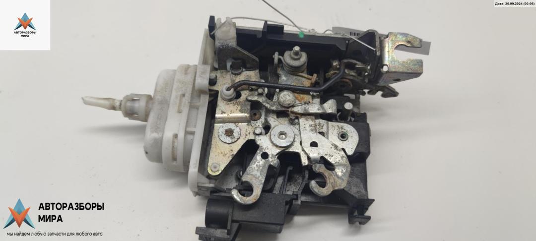 замок двери передней правой Audi A4 B5 1997, 2.4 л., бензин, МКПП, синий, универсал, 8D1837016F - фото №1