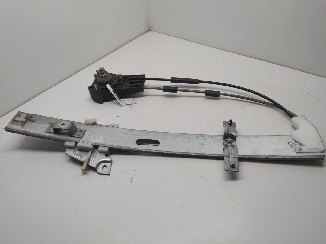 стеклоподъемник передний правый Mazda 323 BG 1994, 1.3 л., бензин, МКПП, красный, хетчбэк 3 дв.