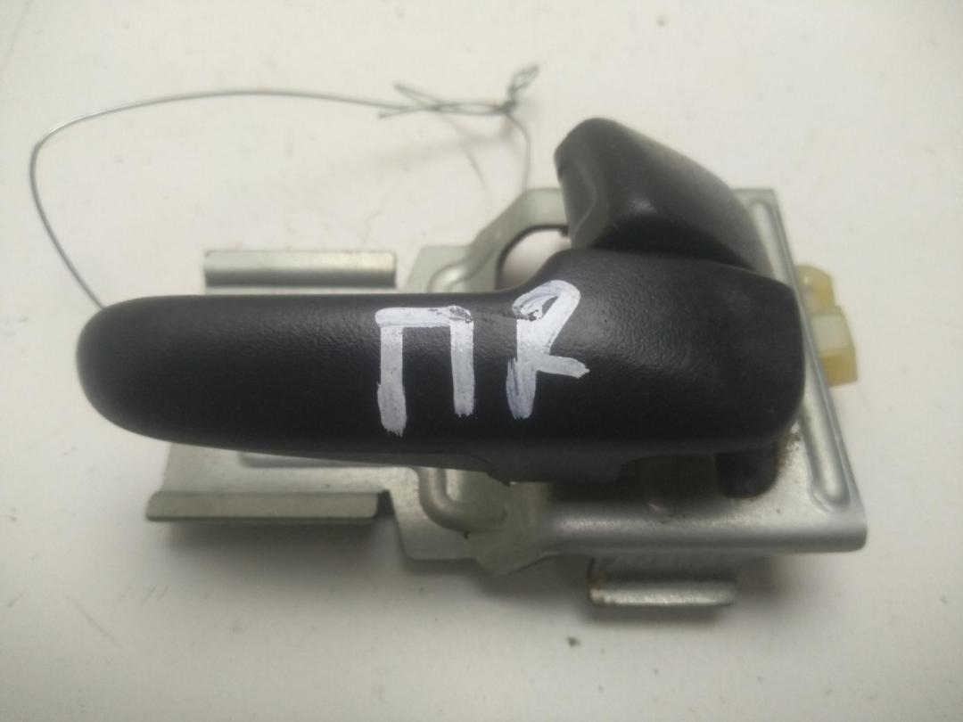ручка внутренняя передняя правая Mazda 323 BA 1995, 1.5 л., бензин, МКПП, синий, хетчбэк 5 дв. - фото №1