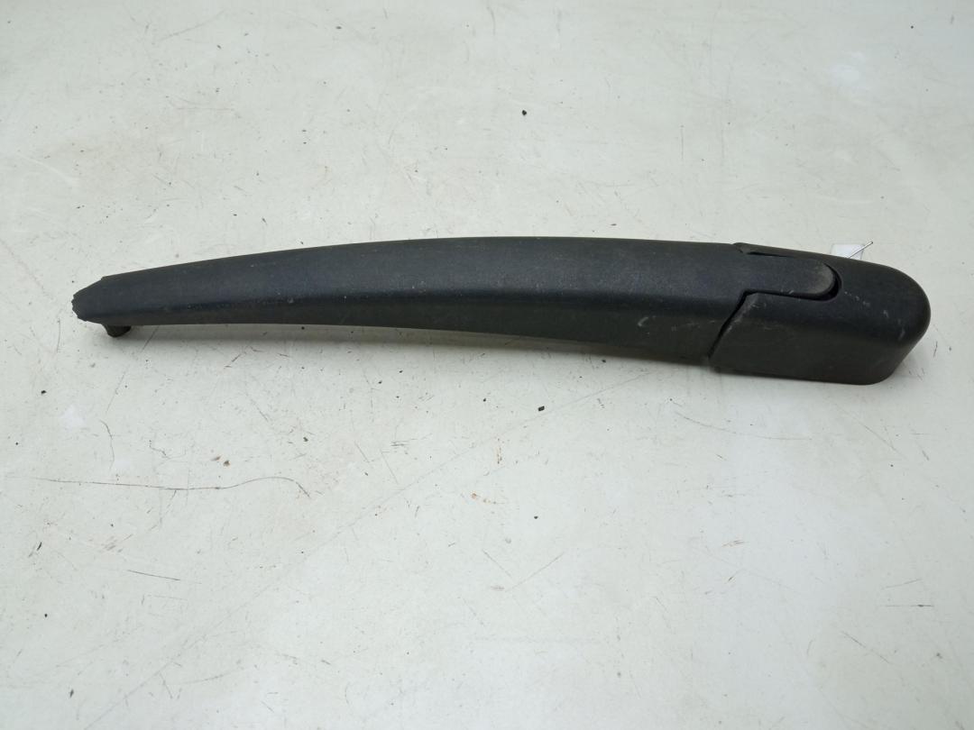 Щеткодержатель (поводок стеклоочистителя) задний Hyundai i30 FD 2009, 1.6 л., дизель, МКПП, красный, хетчбэк 5 дв., 988112L000 - фото №1