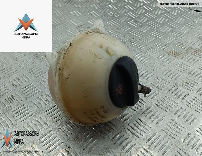 бачок расширительный Volkswagen Golf 3 поколение 1992, 1.8 л., бензин - фото №1