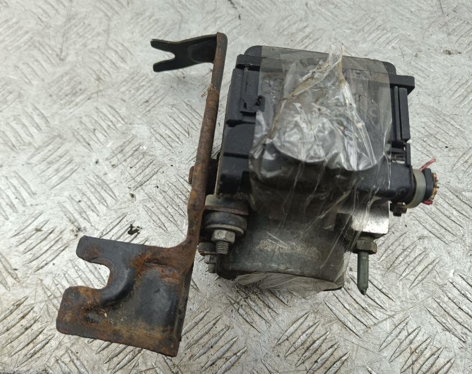 блок ABS Nissan Note E11 2006, 1.4 л., бензин, МКПП, синий, минивэн, 47660-9U100 - фото №1