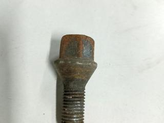 болт колесный BMW 5 серия E39 1997, 2.5 л., бензин, МКПП, зелёный, седан