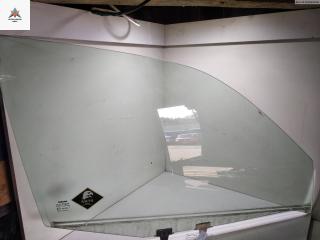 стекло двери передней правой Nissan Primera P11 1996, 2.0 л., бензин, МКПП, красный, хетчбэк 5 дв.