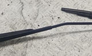 Щеткодержатель (поводок стеклоочистителя) передний Nissan Almera N16 2000, 1.5 л., бензин, МКПП, серый, хетчбэк 3 дв.