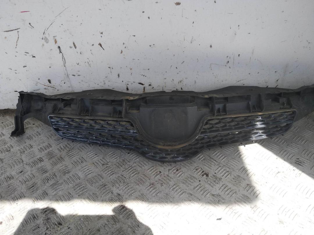 решетка радиатора Toyota Auris 1 поколение 2008, серый, хетчбэк 5 дв., 5311-023390 - фото №1