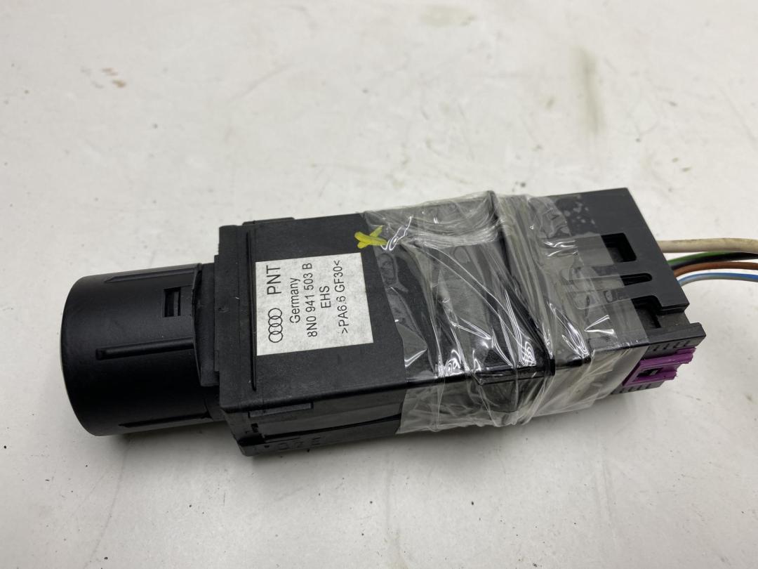 кнопка обогрева заднего стекла Audi TT 8N 2000, 1.8 л., Ti, бензин, МКПП, серый, купе, 8N0941503B - фото №1