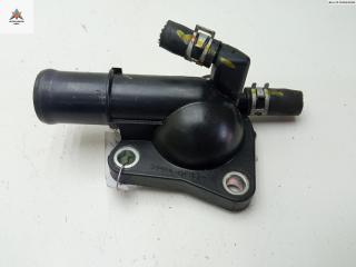 корпус термостата Mazda 2 DJ 2014, 1.3 л., бензин, МКПП, красный, хетчбэк 5 дв.