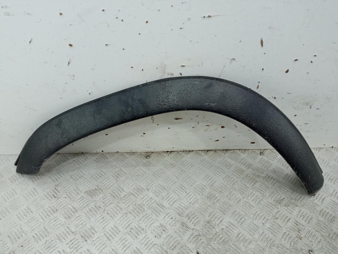 Накладка на арку передняя левая Nissan Pathfinder R50 1997, 3.3 л., бензин, АКПП, красный, внедорожник 5 дв. - фото №1
