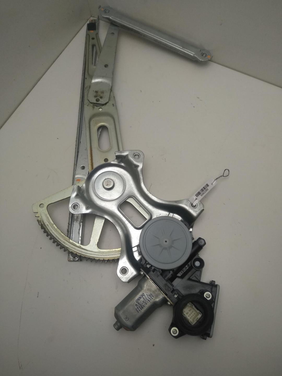 стеклоподъемник электрический передний правый Toyota Yaris 2005, 1.0 л., бензин, МКПП, серый, хетчбэк 5 дв.