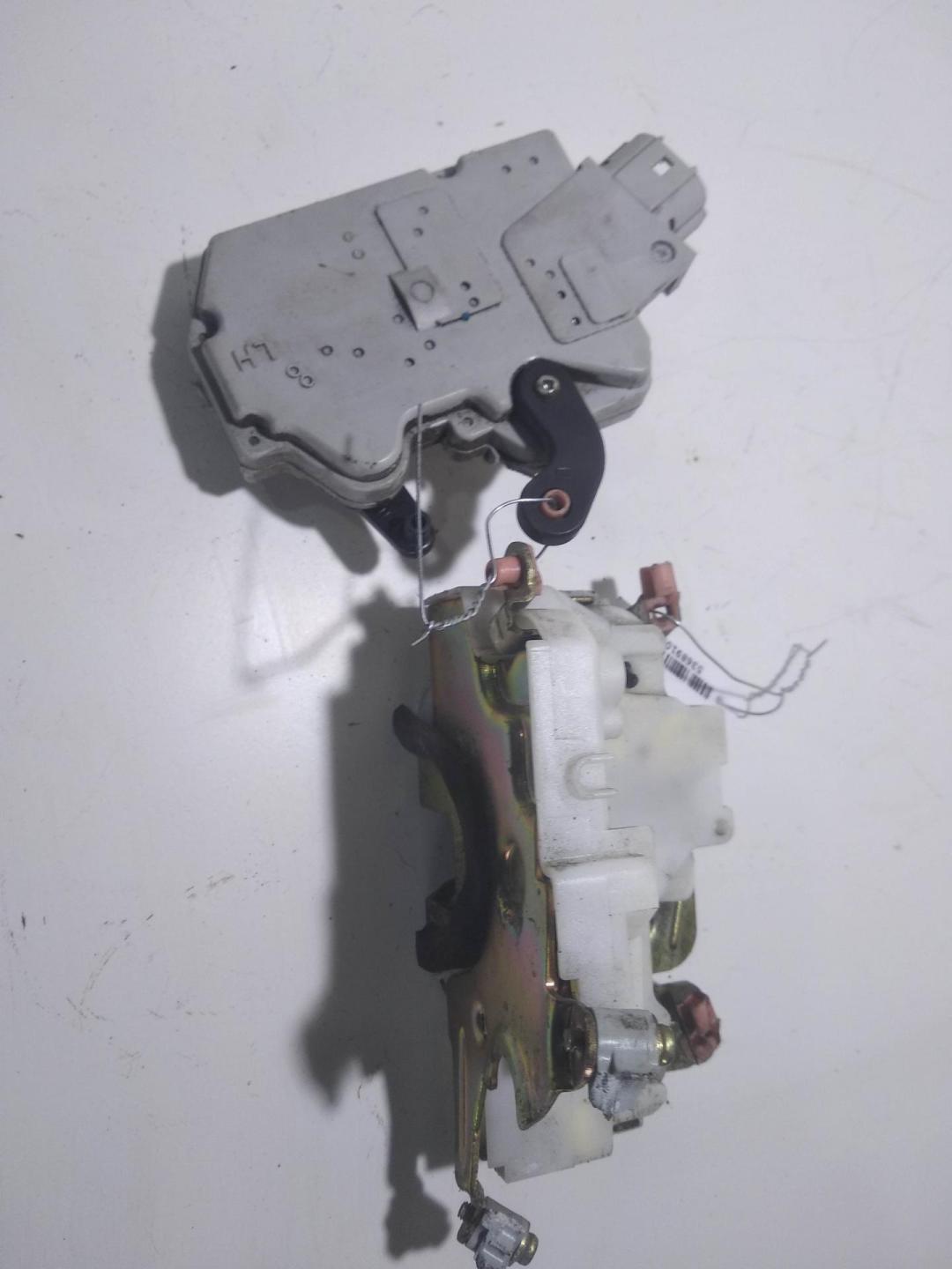 замок двери передней левой Nissan Primera P11 1998, 2.0 л., бензин, МКПП, красный, седан - фото №1