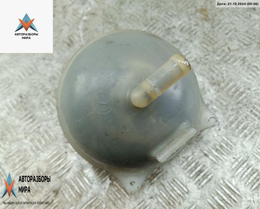бачок расширительный Volkswagen Golf 3 поколение 1996, 1.6 л., бензин - фото №1