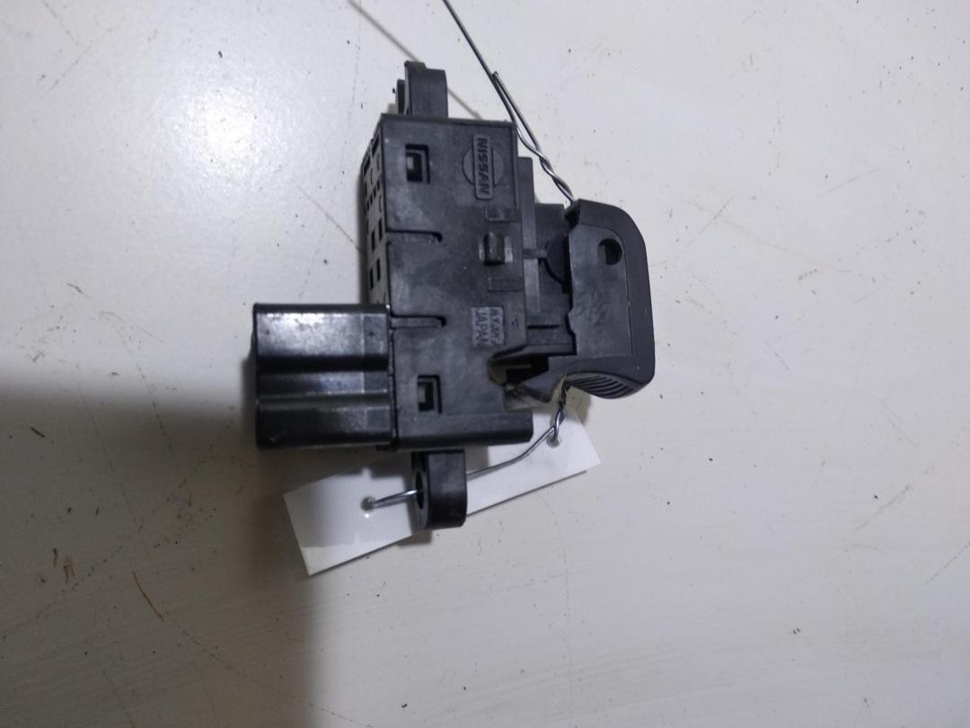 кнопка стеклоподъемника заднего левого Nissan Qashqai J10 2008, 1.6 л., бензин, МКПП, чёрный, внедорожник 5 дв.