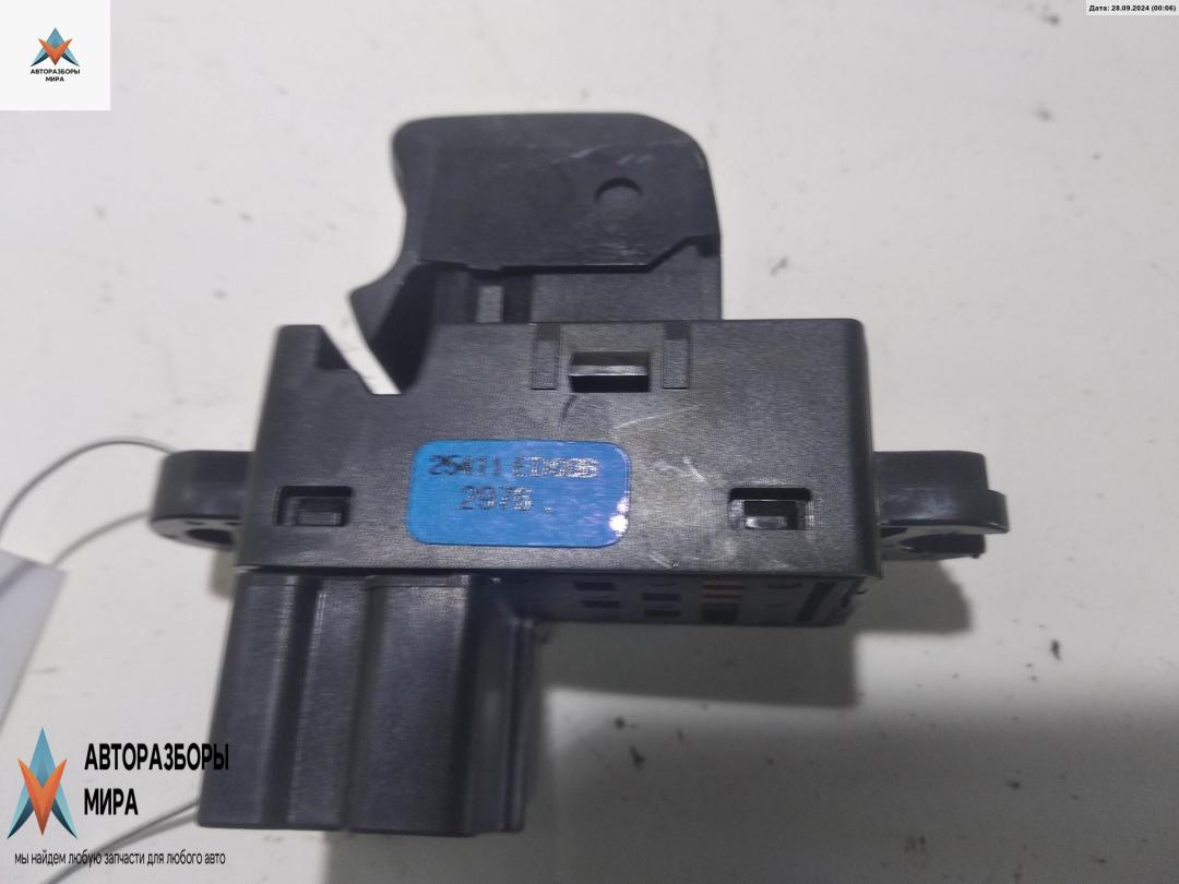 кнопка стеклоподъемника заднего левого Nissan Note E11 2007, 1.6 л., бензин, АКПП, серый, хетчбэк 5 дв. - фото №1