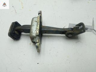 Ограничитель открывания двери задней Kia Carens RS/FJ) 2005, минивэн