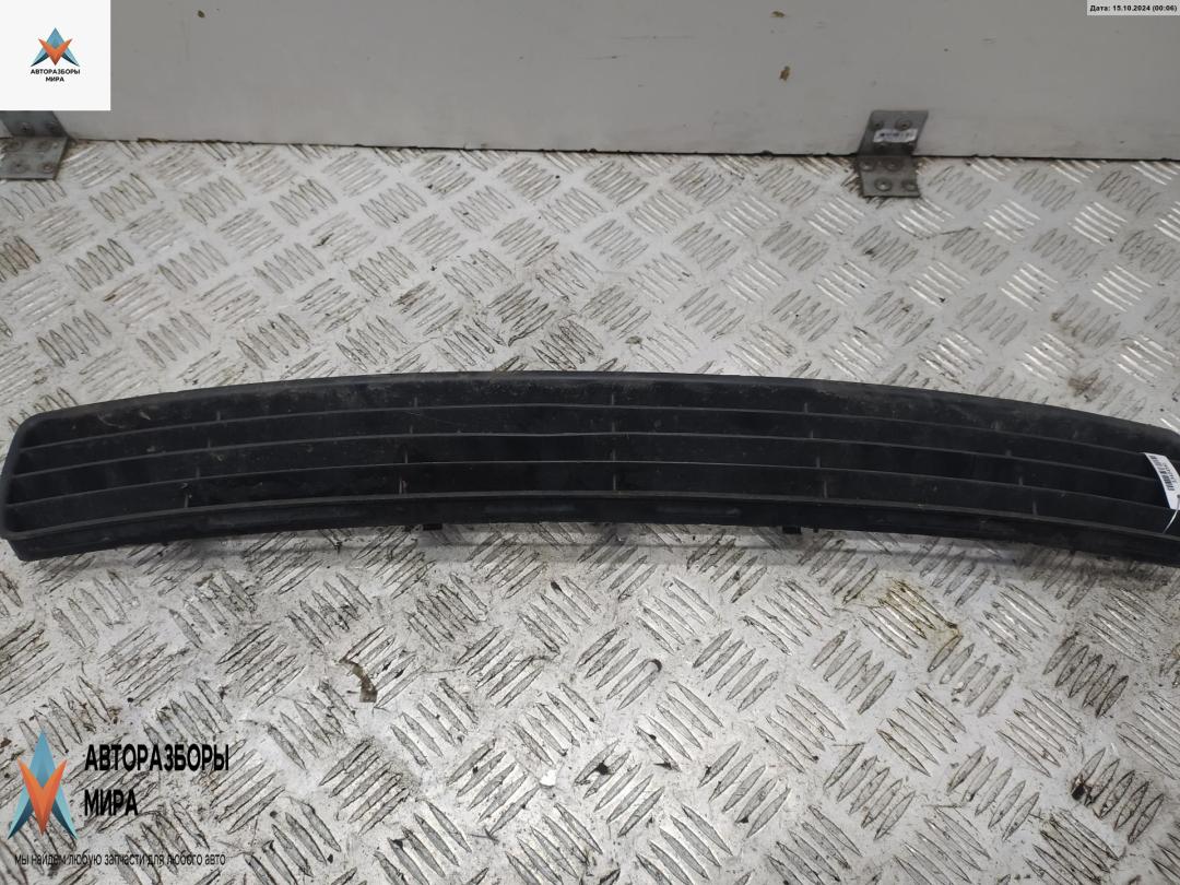 заглушка (решетка) в бампер Audi A4 B5 1995, 1.8 л., бензин, МКПП, зелёный, универсал, 8D0807683 - фото №1